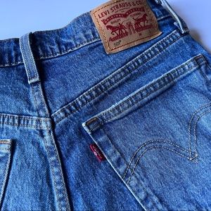Womens 501 Levi’s Original High Rise short size 25| Medium Wash color